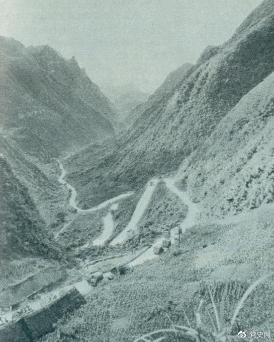 　　1935年2月18日至21日，紅軍奪取桐梓、占領(lǐng)婁山關(guān)、再克遵義城，取得了殲滅和擊潰國(guó)民黨軍2個(gè)師又8個(gè)團(tuán)的大勝利。圖為黔北要隘婁山關(guān)。