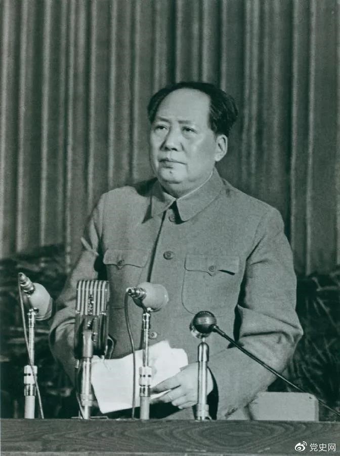 　　1957年2月27日，毛澤東在最高國(guó)務(wù)會(huì)議第十一次（擴(kuò)大）會(huì)議上發(fā)表《如何處理人民內(nèi)部的矛盾》（后改為《關(guān)于正確處理人民內(nèi)部矛盾的問(wèn)題》）講話。