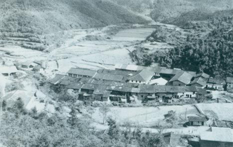 1929年3月14日，毛澤東同朱德指揮紅四軍進(jìn)攻長嶺寨，殲敵兩千余人，擊斃敵旅長郭鳳鳴，乘勝占領(lǐng)長汀城。圖為長嶺寨。