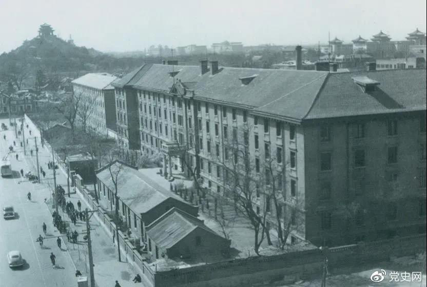 北京大學(xué)紅樓。1918年8月至1919年3月毛澤東在北京期間，曾在這里擔(dān)任圖書(shū)館助理員。