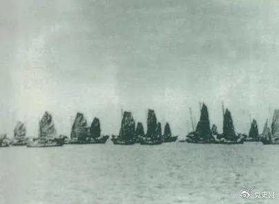 1950年4月16日，人民解放軍發(fā)起大規(guī)模渡海戰(zhàn)役，強渡瓊州海峽。5月1日，海南全島解放。