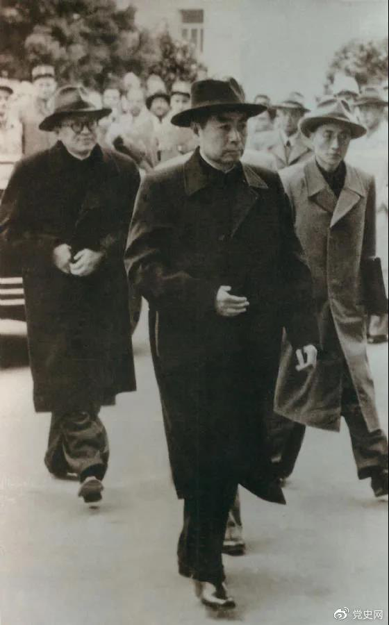 1954年4月26日，日內(nèi)瓦會(huì)議開(kāi)幕。圖為周恩來(lái)率中國(guó)代表團(tuán)進(jìn)入會(huì)場(chǎng)。