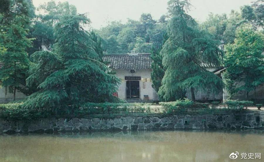 圖為任弼時故居。1904年4月30日，任弼時出生在湖南省湘陰縣熟塘鄉(xiāng)唐家橋（今屬汨羅市）。