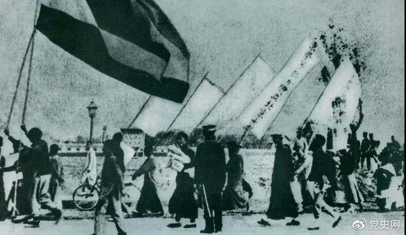1919年5月4日，北京爆發(fā)學(xué)生反帝愛國運動。這是北京大學(xué)學(xué)生的示威游行隊伍。