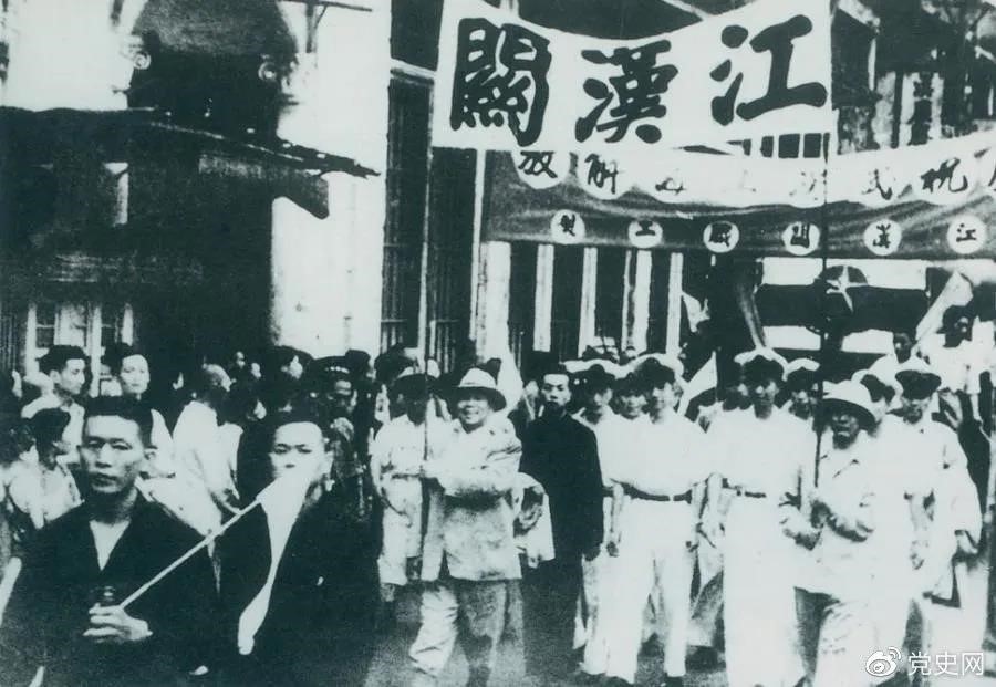 1949年5月17日，第四野戰(zhàn)軍解放武漢。圖為武漢人民歡慶解放。