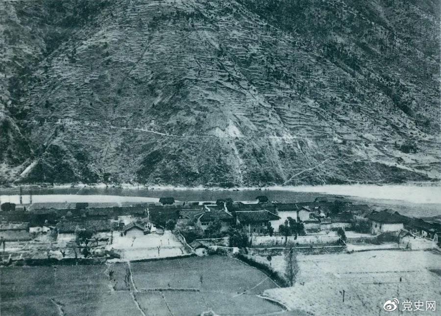 　　1935年5月25日，紅一方面軍到達(dá)大渡河南岸的安順場(chǎng)。紅軍17名勇士靠一葉孤舟強(qiáng)渡大渡河，為沿大渡河左岸北上的部隊(duì)打開(kāi)了一條通道。圖為安順場(chǎng)一角。