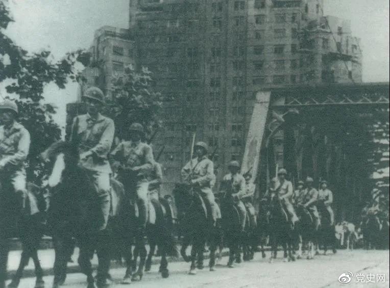　　1949年5月，人民解放軍殲滅退守上海的敵軍15萬人，解放了這個中國最大的城市。圖為解放軍進駐上海。