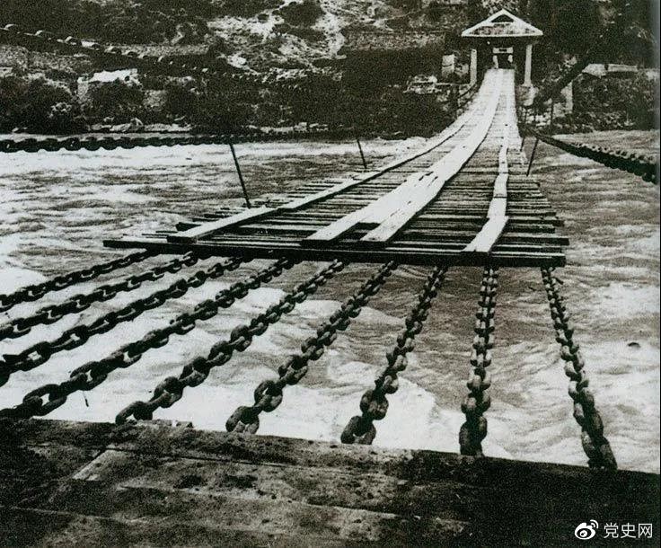 　　1935年5月29日，中央紅軍左縱隊先頭部隊在瀘定橋西頭發(fā)起奪橋戰(zhàn)斗，勝利搶占大橋。圖為瀘定橋。