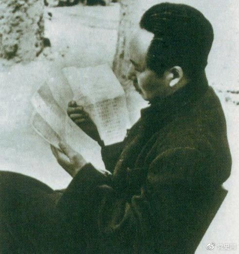 　　1946年6月，國民黨撕毀停戰(zhàn)協(xié)定和政協(xié)決議，挑起全面內(nèi)戰(zhàn)。這是毛澤東在延安審閱有關(guān)自衛(wèi)反擊的電報。