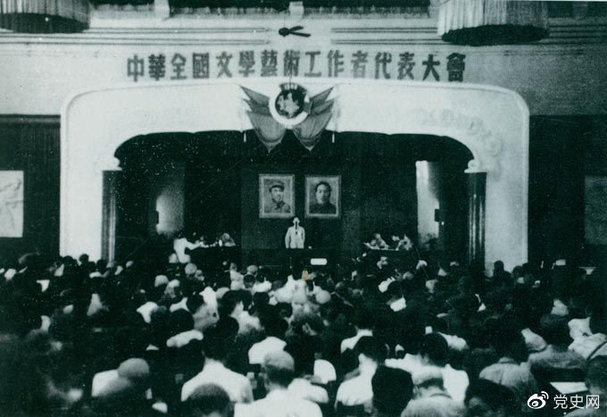 1949年7月2日至19日，第一次中華全國文學(xué)藝術(shù)工作者代表大會(huì)在北平召開。圖為大會(huì)會(huì)場(chǎng)。