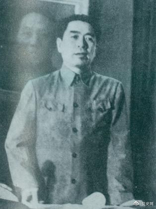 1949年7月6日，周恩來出席中華全國文學藝術工作者代表大會。圖為周恩來在會上作政治報告。