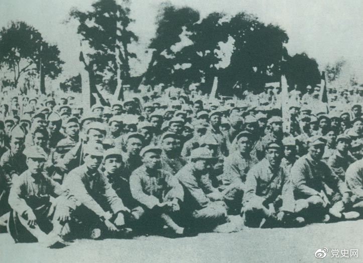 盧溝橋事變后的第11天，1937年7月18日，延安召開(kāi)群眾大會(huì)，毛澤東發(fā)表演說(shuō)。據(jù)當(dāng)時(shí)報(bào)載：“演詞激昂，聽(tīng)眾均摩拳擦掌，熱血沸騰，愿赴抗日戰(zhàn)場(chǎng)，與日寇決一死戰(zhàn)。”