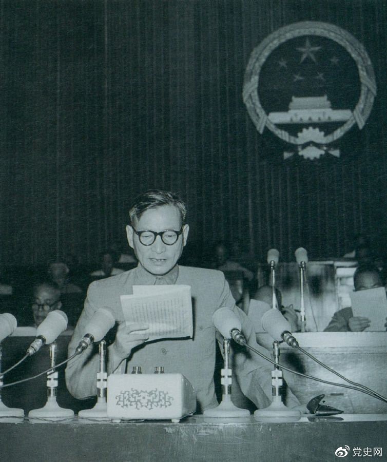 1955年7月，陳云在一屆全國人大二次會(huì)議上作堅(jiān)持和改進(jìn)糧食統(tǒng)購統(tǒng)銷工作的報(bào)告。