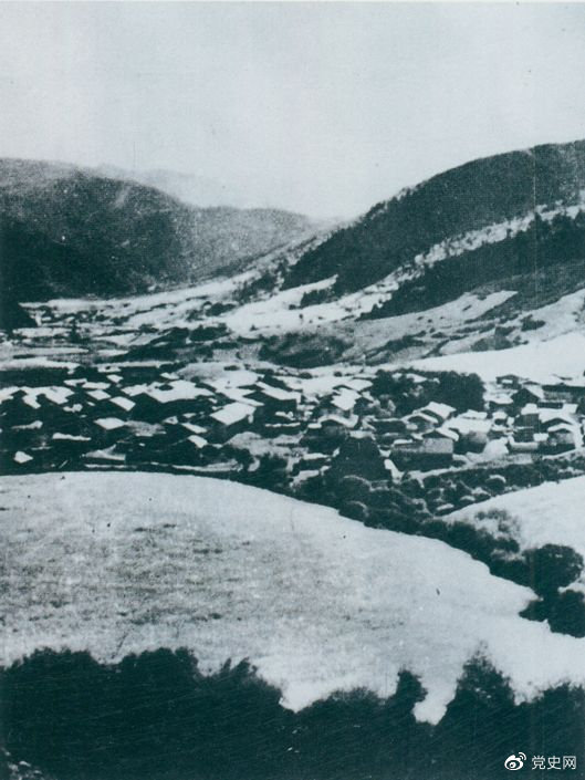 1935年8月20日，中共中央政治局在毛兒蓋召開會議，作出了《關(guān)于目前戰(zhàn)略方針之補(bǔ)充決定》，再次重申兩河口會議關(guān)于北上的戰(zhàn)略方針。圖為毛兒蓋。