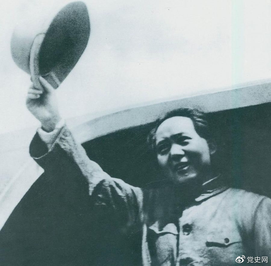 1945年8月28日，毛澤東飛赴重慶時，向前來歡送的延安軍民揮手告別。