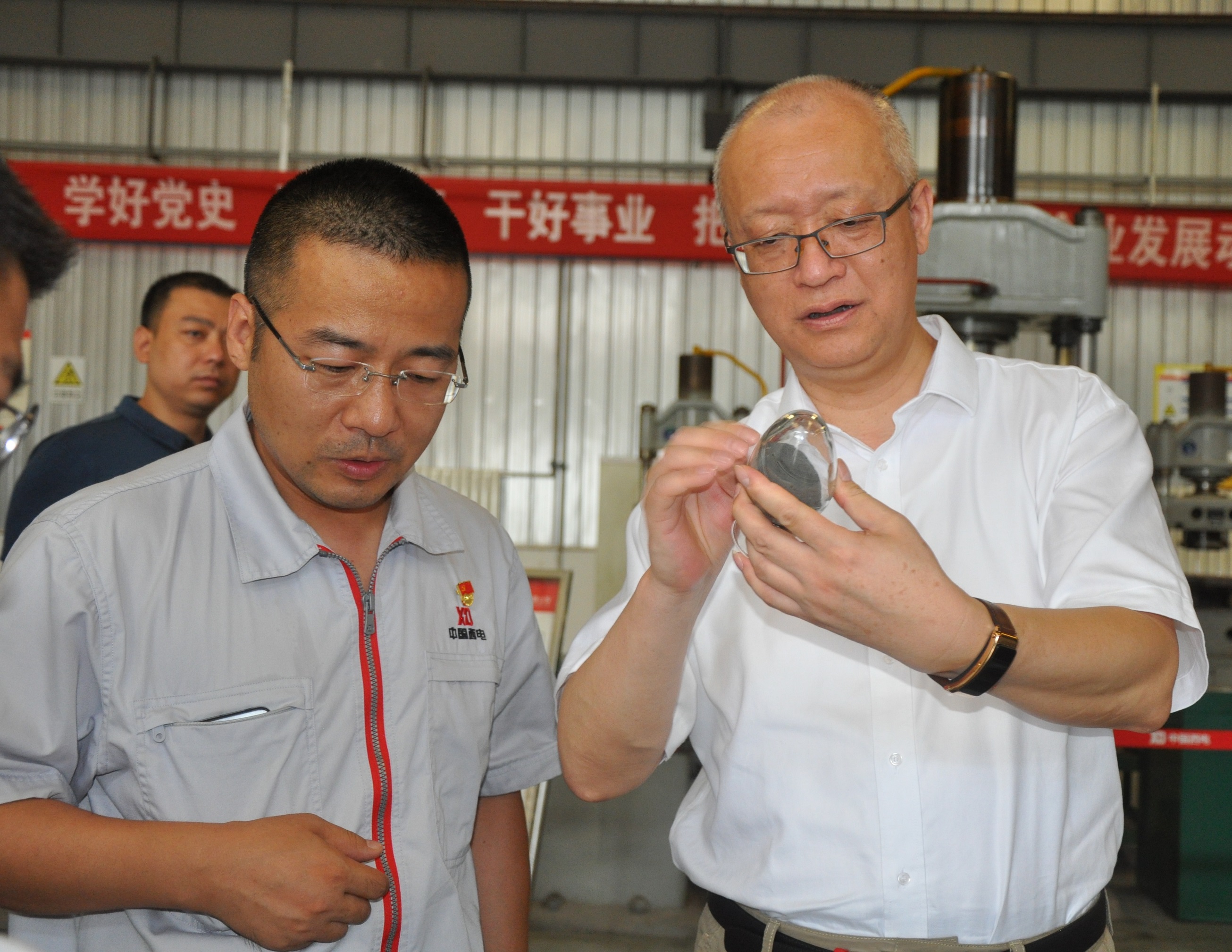 西開有限黨委書記、董事長、總經(jīng)理孟晨調(diào)研天水合金 - 副本.JPG